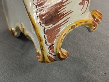 Een polychrome Delftse zakhorlogehouder, 18e eeuw